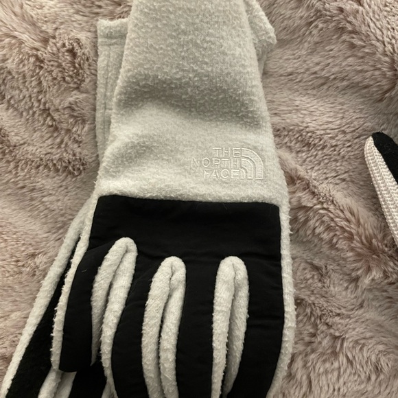 2 pair of gloves one north face and one spyder size S - Picture 3 of 4